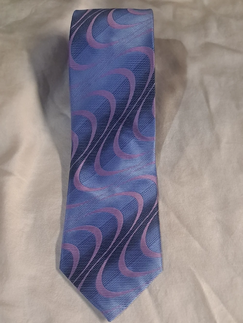 AMANTI ITALIAN Stylish Blue Swirl Men's Tie .